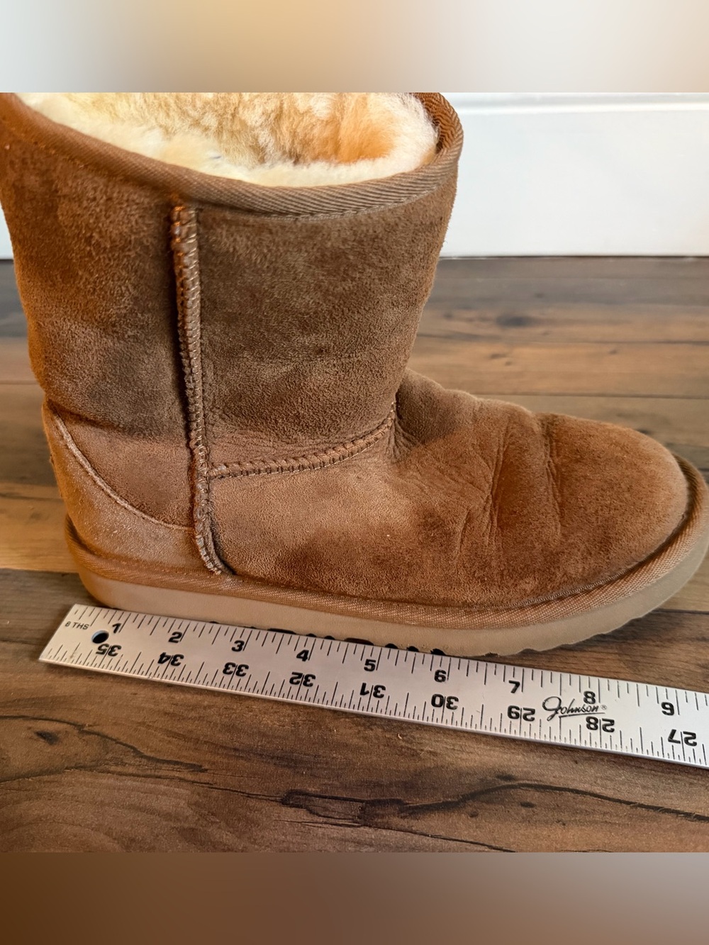 UGG | UGG Classic Short Chestnut Sheepskin Boots | Big Kids Size 4 / EU 36 - Picture 12 of 12